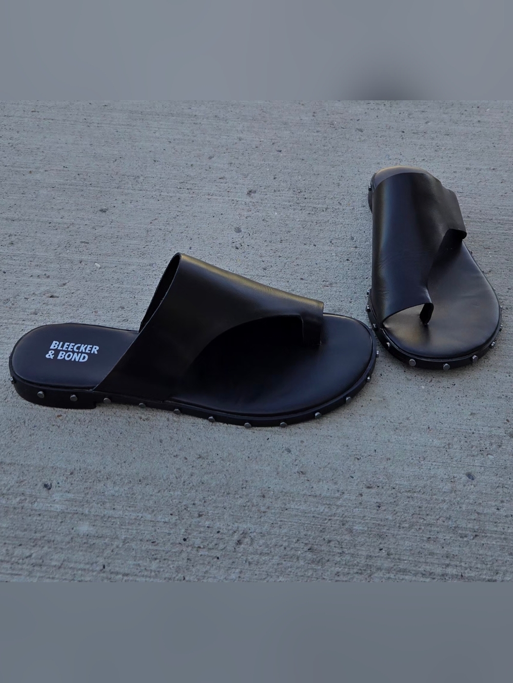 Bleecker & Bond Women's Black Toe-Post Slide Sandals